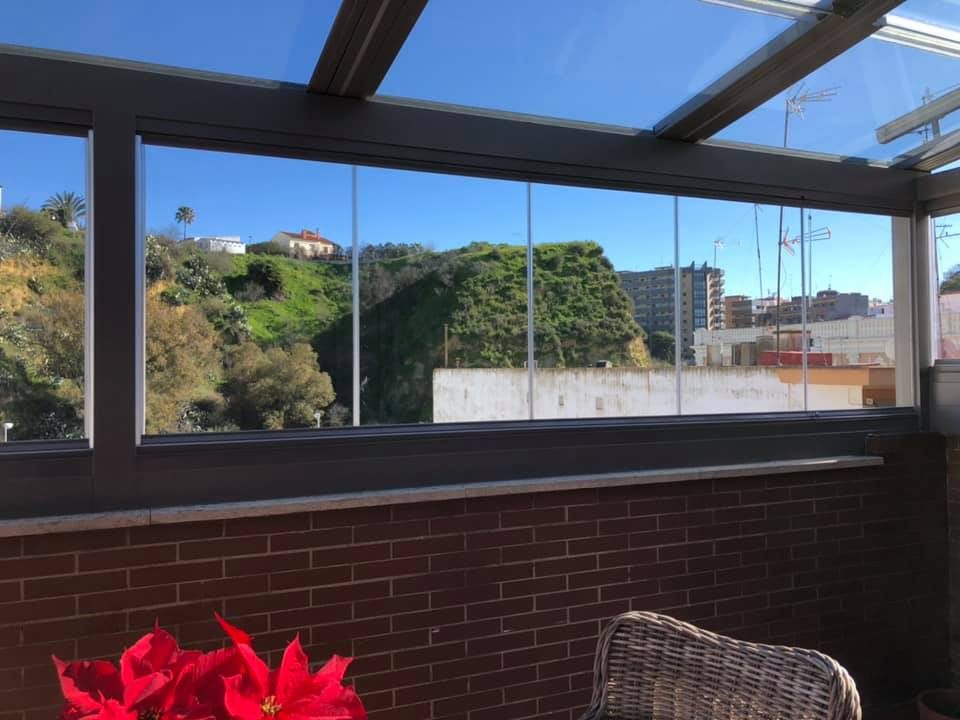 Cerramiento de cristal correderas instalado por Onuvent en una terraza en Huelva