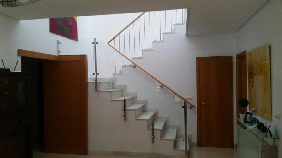 Puerta blanca en interior de nave revestido en panel sándwich
