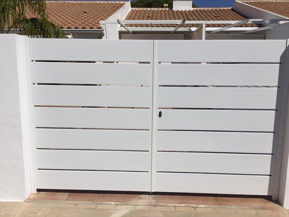 Puerta corredera de aluminio blanco con lamas horizontales