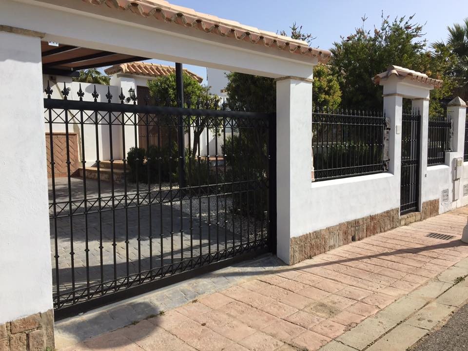 Puerta y valla de forja para vivienda unifamiliar