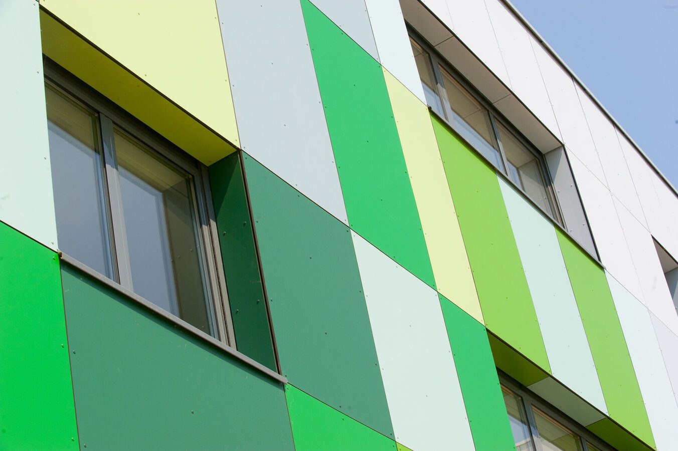 Fachada de edificio revestida en paneles composite de colores