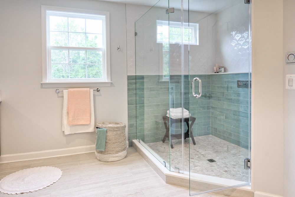 Baño moderno con mampara de cristal instalada